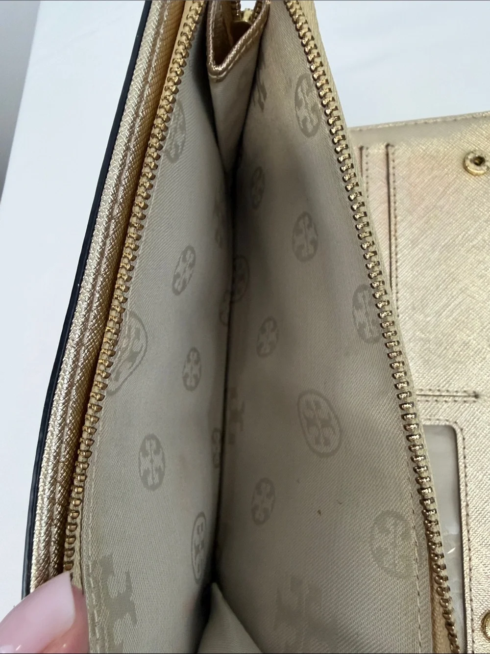Tory Burch Robinson Black Saffiano Leather Zip Continental Wallet Gold Logo